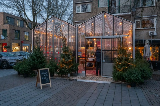De kas op het plein in Son en Breugel met kerstbomen en lichtjes