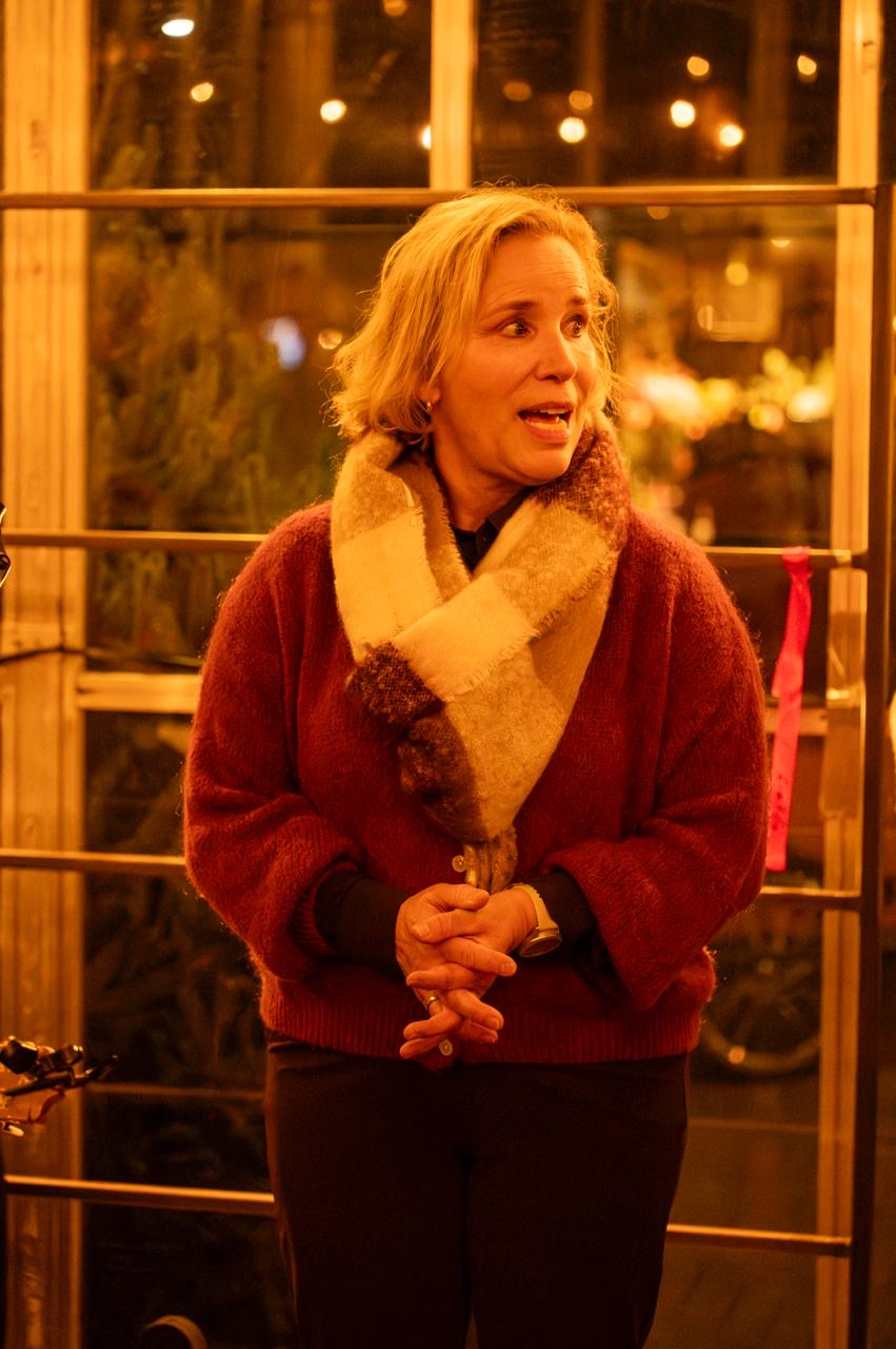Een vrouw deelt haar verhaal in de kas